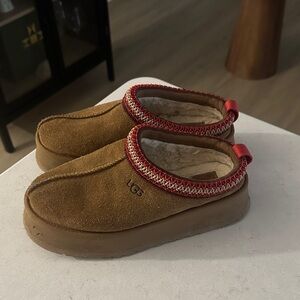 UGG Tazz Platform Slippers in Chestnut Women’s 8–distressed with wear
